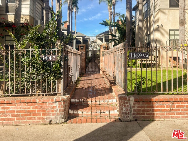 1449 N Alta Vista Blvd in Los Angeles, CA - Building Photo - Building Photo