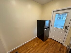 2 Otis St, Unit 1 in Somerville, MA - Building Photo - Building Photo
