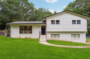 2985 Dodson Dr in East Point, GA - Building Photo