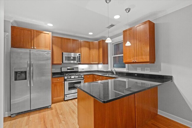 830 W Roscoe St, Unit 2 in Chicago, IL - Building Photo - Building Photo
