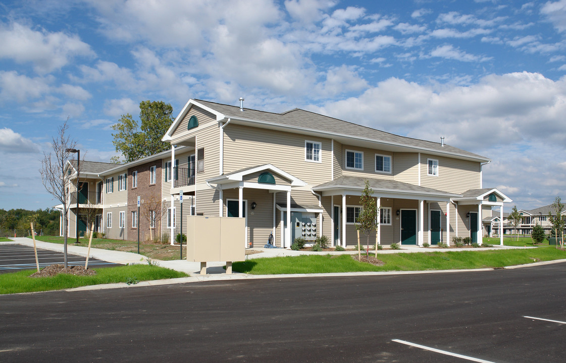 Hawk's Ridge Senior/Family Apartments in Bath, MI - Foto de edificio