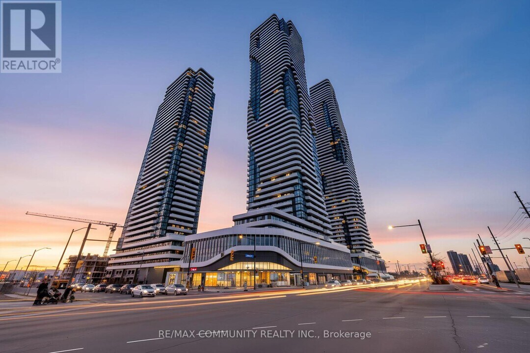 8 Interchange Wy in Vaughan, ON - Building Photo