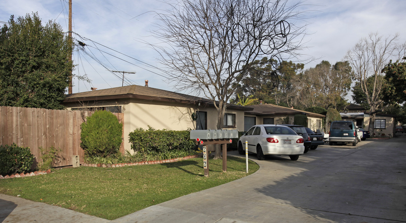 606 Hamilton St in Costa Mesa, CA - Foto de edificio