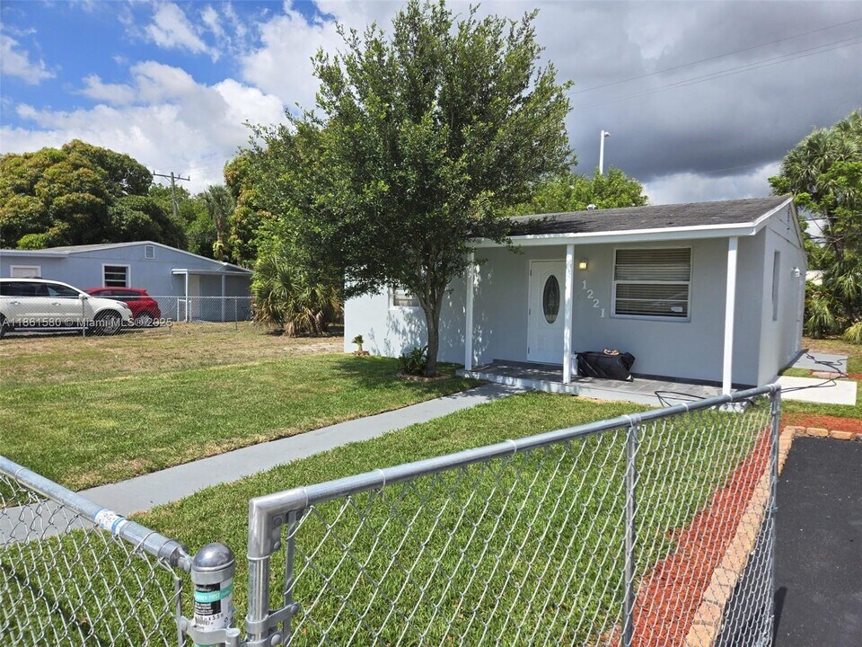1221 NW 23rd Terrace in Fort Lauderdale, FL - Building Photo