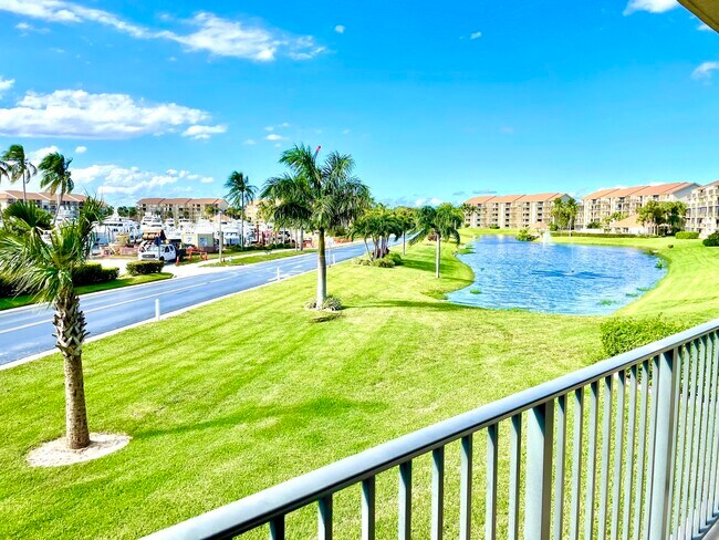 901 Seafarer Cir in Jupiter, FL - Building Photo - Building Photo