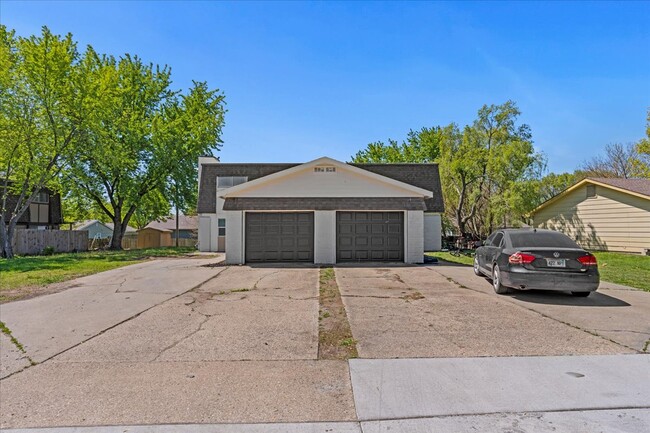 3733 Brush Creek Dr in Lawrence, KS - Foto de edificio - Building Photo