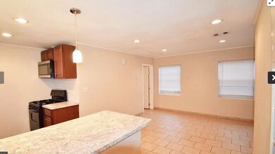 429 W 2nd St, Unit 1/2 in Freeport, TX - Foto de edificio - Building Photo