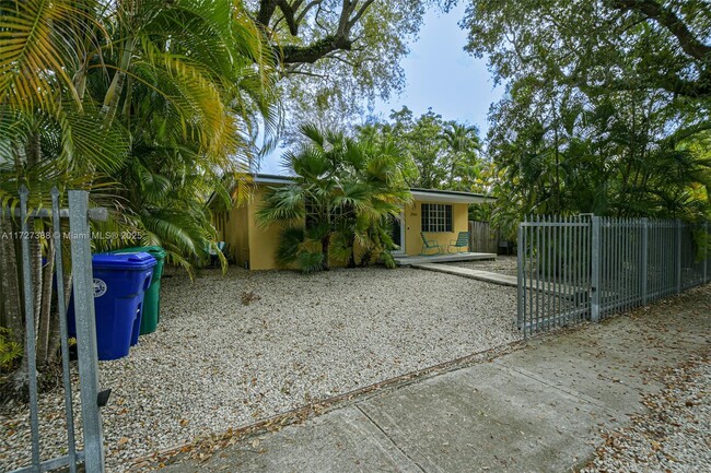2961 Catalina St-Unit -2 in Miami, FL - Foto de edificio - Building Photo