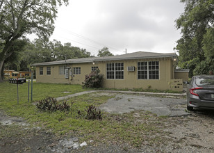 1590 NE 145th St in Miami, FL - Building Photo - Building Photo