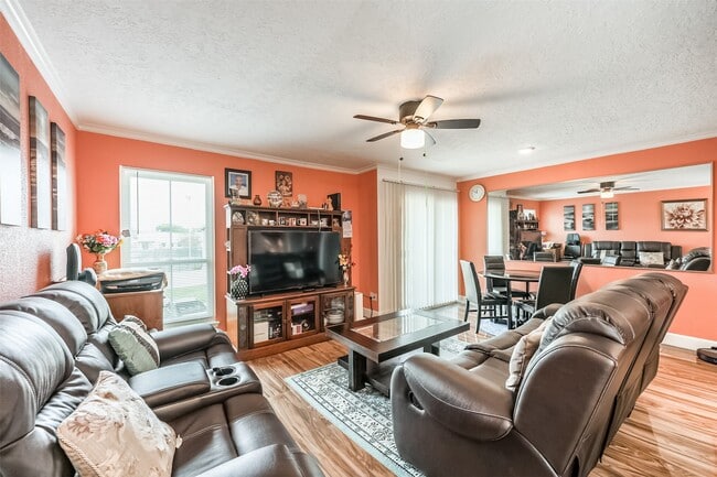 property at 3919 Fairmont Pkwy