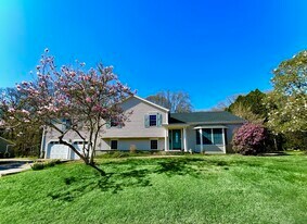 84 Renee Dr in Stonington, CT - Building Photo