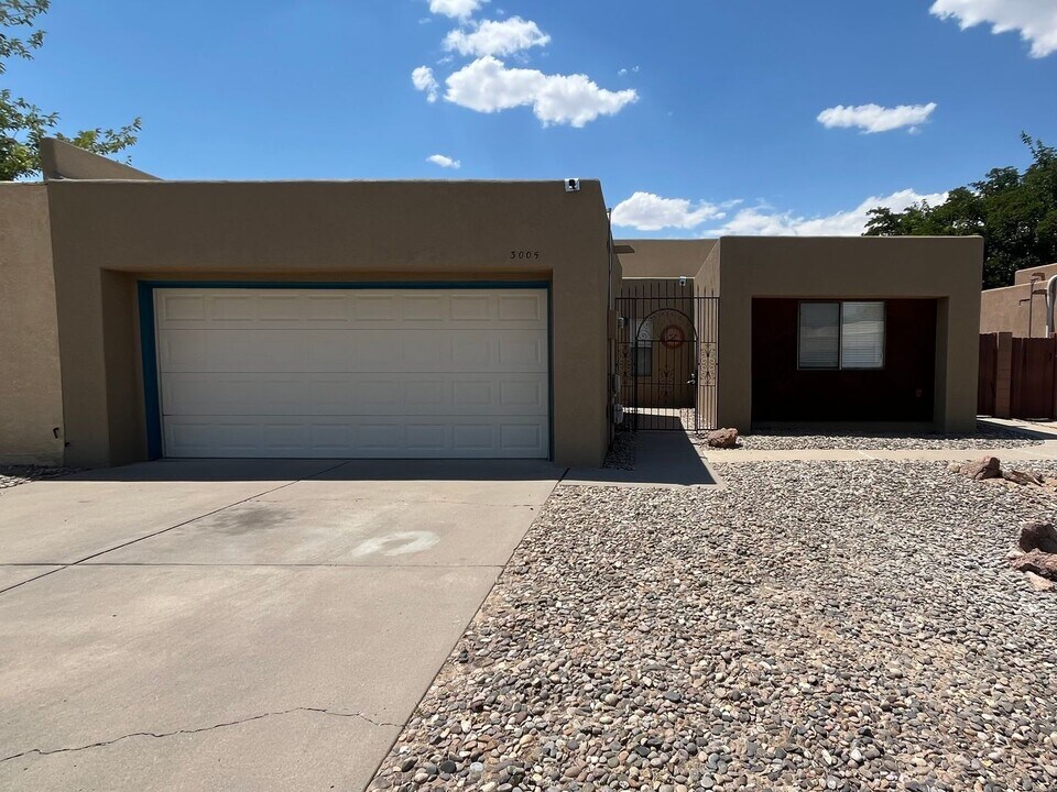 3005 Prenda De Oro Dr NW in Albuquerque, NM - Building Photo