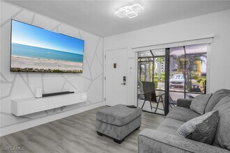 201 S Collier Blvd in Marco Island, FL - Foto de edificio - Building Photo