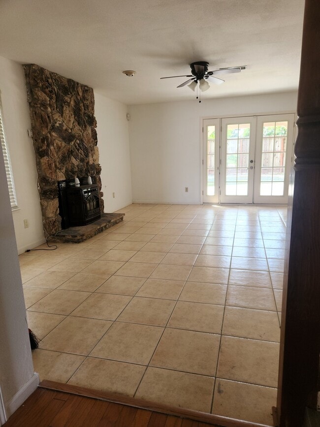 2156 Cheyenne Way in Modesto, CA - Foto de edificio - Building Photo