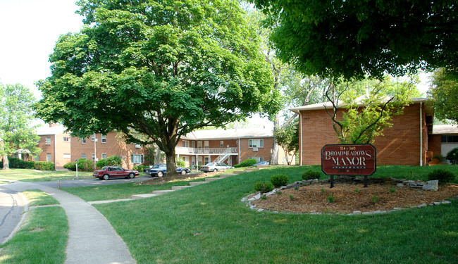 Broad Meadows Manor in Columbus, OH - Building Photo - Building Photo