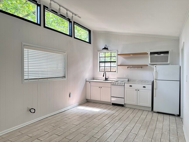 1742 N Parkway, Unit Rear in Memphis, TN - Foto de edificio - Building Photo