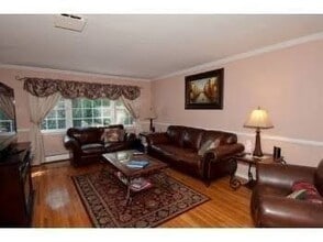 305 Maplewood Rd in Huntington Station, NY - Building Photo - Building Photo