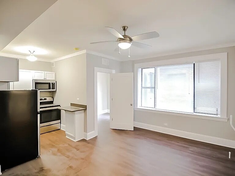 827 W Lakeside Pl, Unit 502 in Chicago, IL - Building Photo