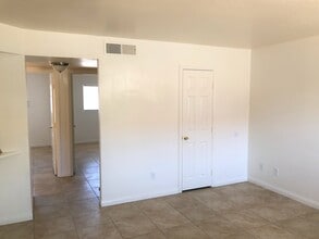 4711 Convaire Ave, Unit 2 in Las Vegas, NV - Building Photo - Building Photo