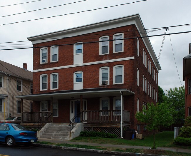 70 Orchard St in Chicopee, MA - Foto de edificio - Building Photo