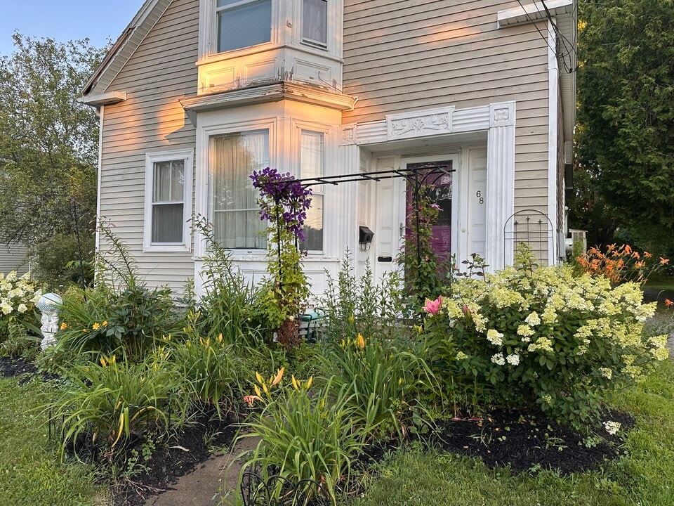 68 Pleasant St, Unit 68 Pleasant st in Rockland, ME - Building Photo