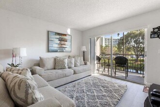 2230 N Cypress Bend Dr in Pompano Beach, FL - Building Photo - Building Photo