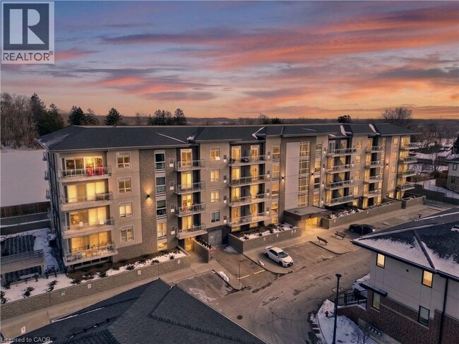 16 Markle Cres in Hamilton, ON - Building Photo - Building Photo