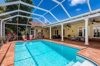 5701 SW 136th St in Miami, FL - Foto de edificio - Building Photo