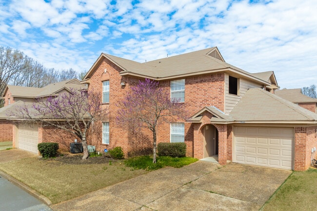 The Wyndham Apartments in Memphis, TN - Building Photo - Building Photo