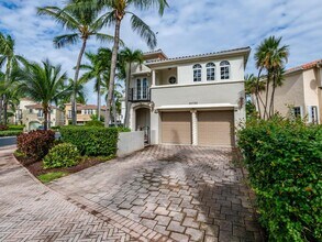 20729 NE 32nd Ave in Aventura, FL - Foto de edificio - Building Photo