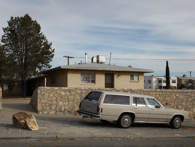 3231 Frankfort Ave in El Paso, TX - Foto de edificio - Building Photo