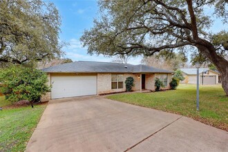 1205 Oak Shadows Cir in Austin, TX - Building Photo - Building Photo