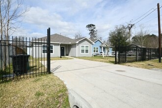 5817 Gaston in Houston, TX - Foto de edificio - Building Photo