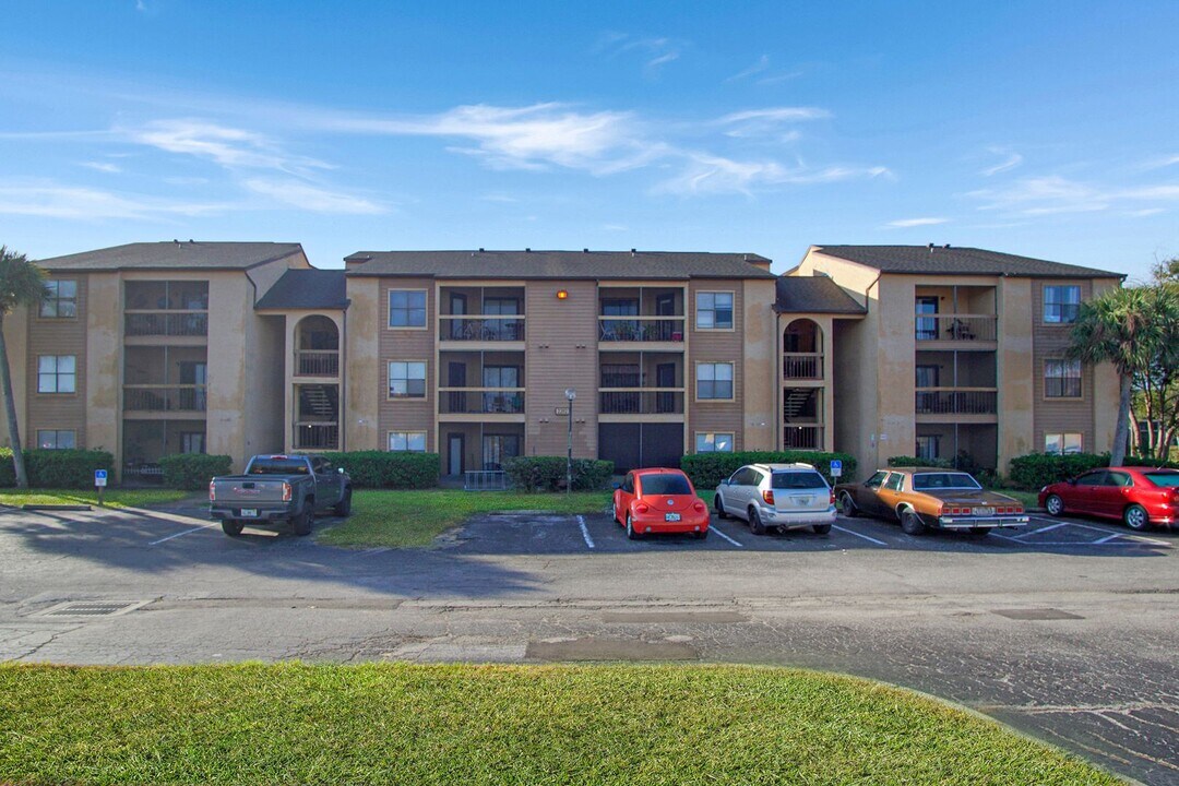 2202 Cascades Blvd in Kissimmee, FL - Building Photo
