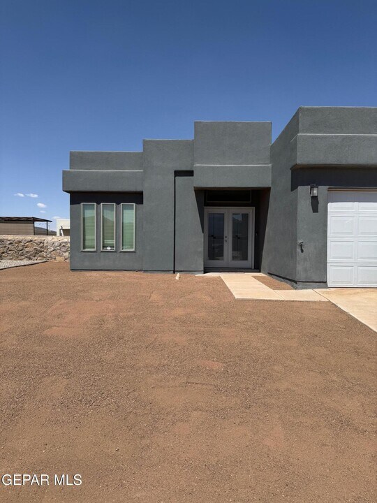 10126 Javelina Bush in Socorro, TX - Building Photo