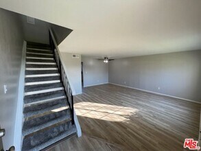 19142 Haynes St in Los Angeles, CA - Foto de edificio - Building Photo