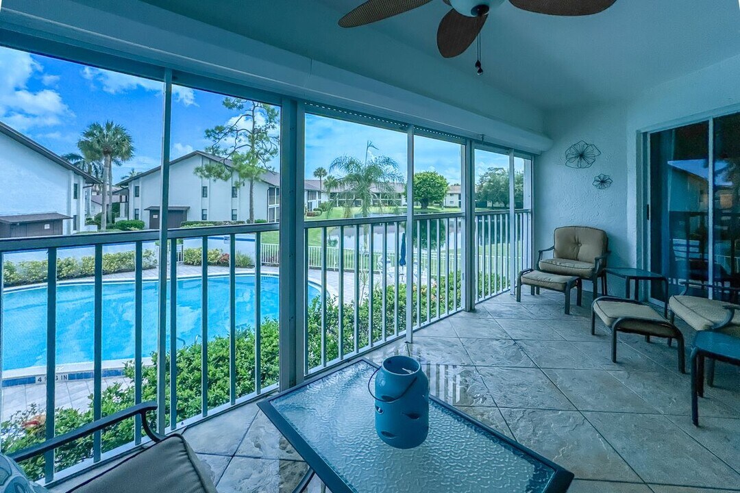 1300 Misty Pines Cir in Naples, FL - Building Photo