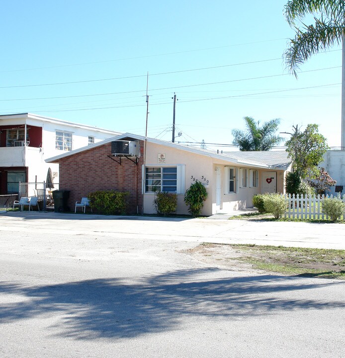 357-367 Phippen-waiters Rd in Hollywood, FL - Building Photo