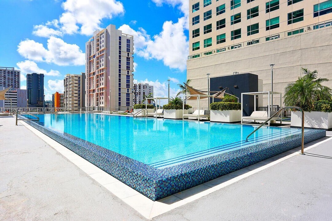 690 SW 1st Ct, Unit 1434 in Miami, FL - Foto de edificio
