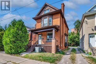 746 King St W in Hamilton, ON - Building Photo