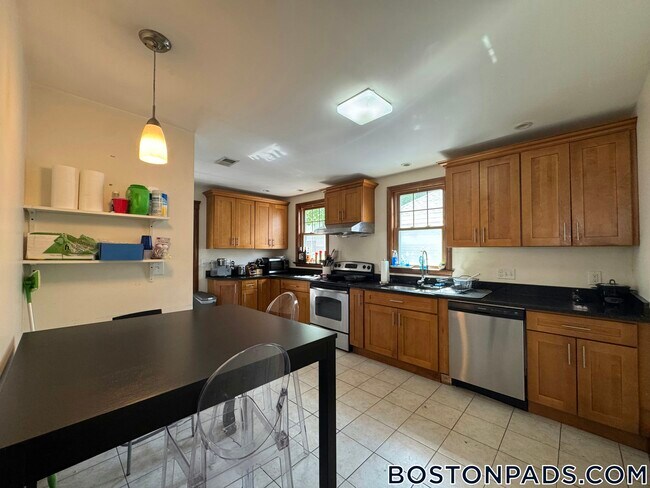 138 Nonantum St in Boston, MA - Foto de edificio - Building Photo