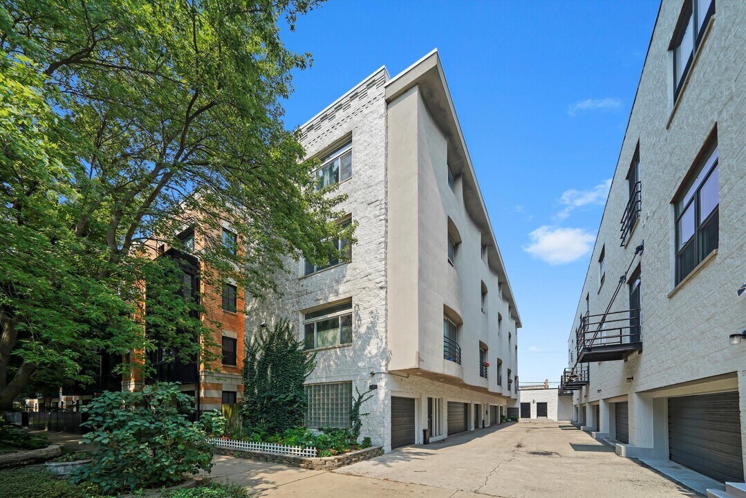 2231 N Lister Ave in Chicago, IL - Building Photo