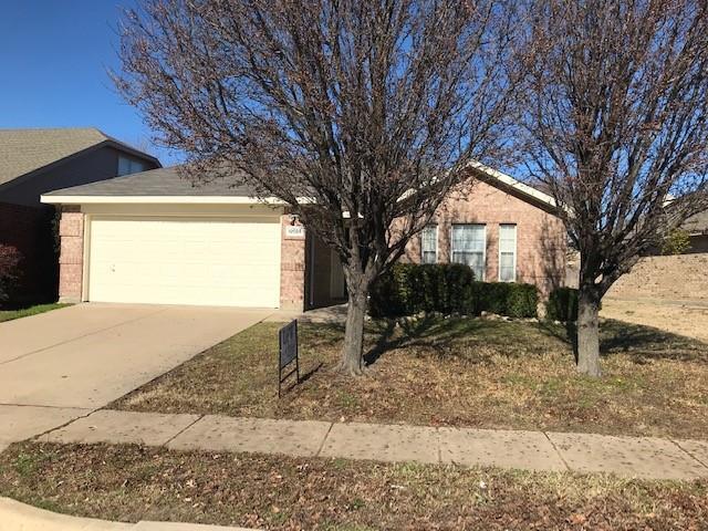 12024 Gold Creek Dr E in Fort Worth, TX - Foto de edificio