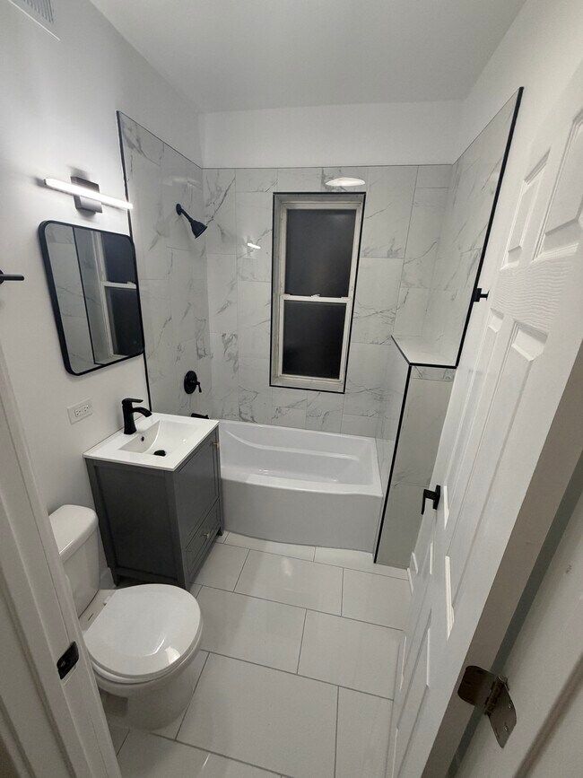 3049 W Berteau Ave, Unit #3 in Chicago, IL - Building Photo - Building Photo