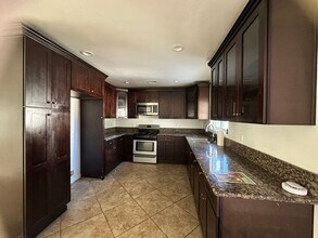 8156 Tilden Ave in Los Angeles, CA - Foto de edificio - Building Photo