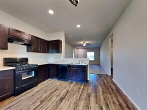 2033 W Hunters Springs Way in Mustang, OK - Building Photo - Building Photo