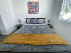 1268 NW 3rd St in Miami, FL - Foto de edificio - Building Photo