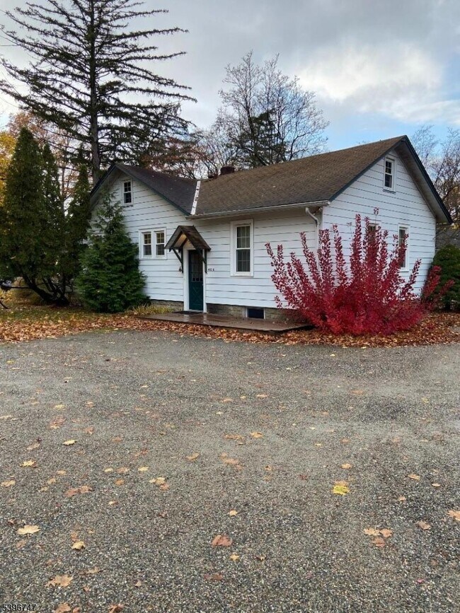 492 Dogwood Ln in Pequannock Township, NJ - Building Photo - Building Photo