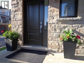 26 Walters Ln in Grimsby, ON - Building Photo - Building Photo