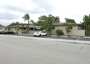 Anna May Apartments in Miami, FL - Foto de edificio - Building Photo